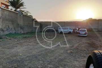 Policías, efectivos del GIORS y familiares en el lugar donde se encontró el vehículo del octogenario con el cadáver en el interior  (Foto TA)